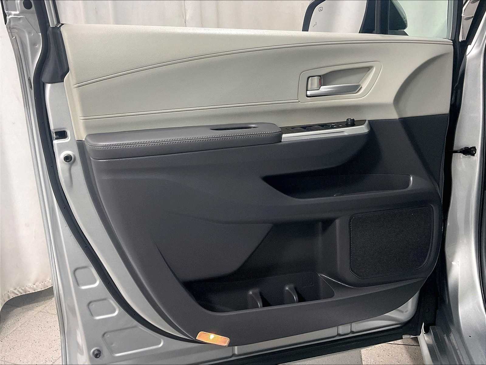 2022 Toyota Sienna XLE photo 9