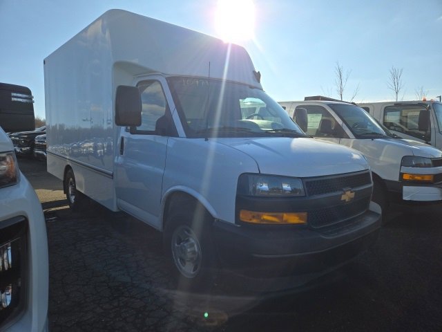 2025 Chevrolet Express Base's photo