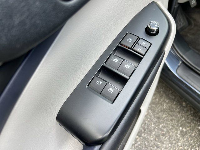 2018 Toyota Highlander LE photo 4