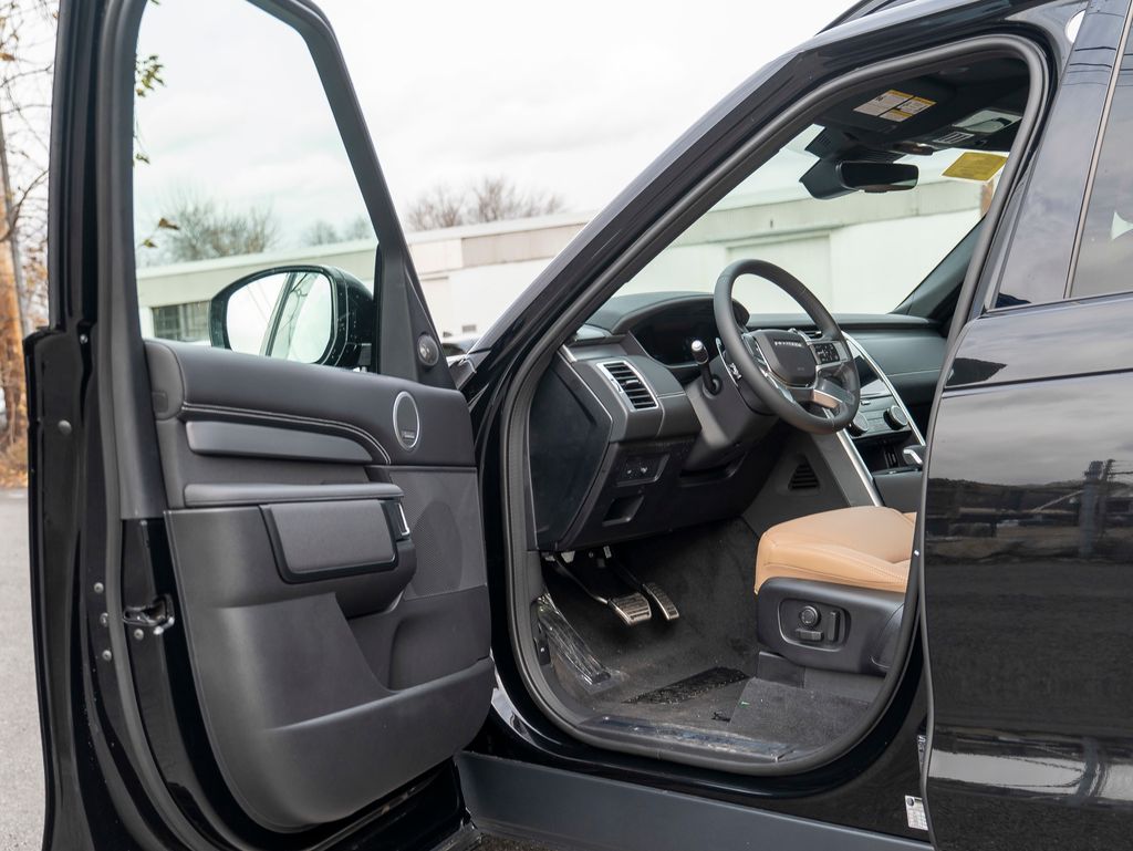 2026 Land Rover Discovery photo 2