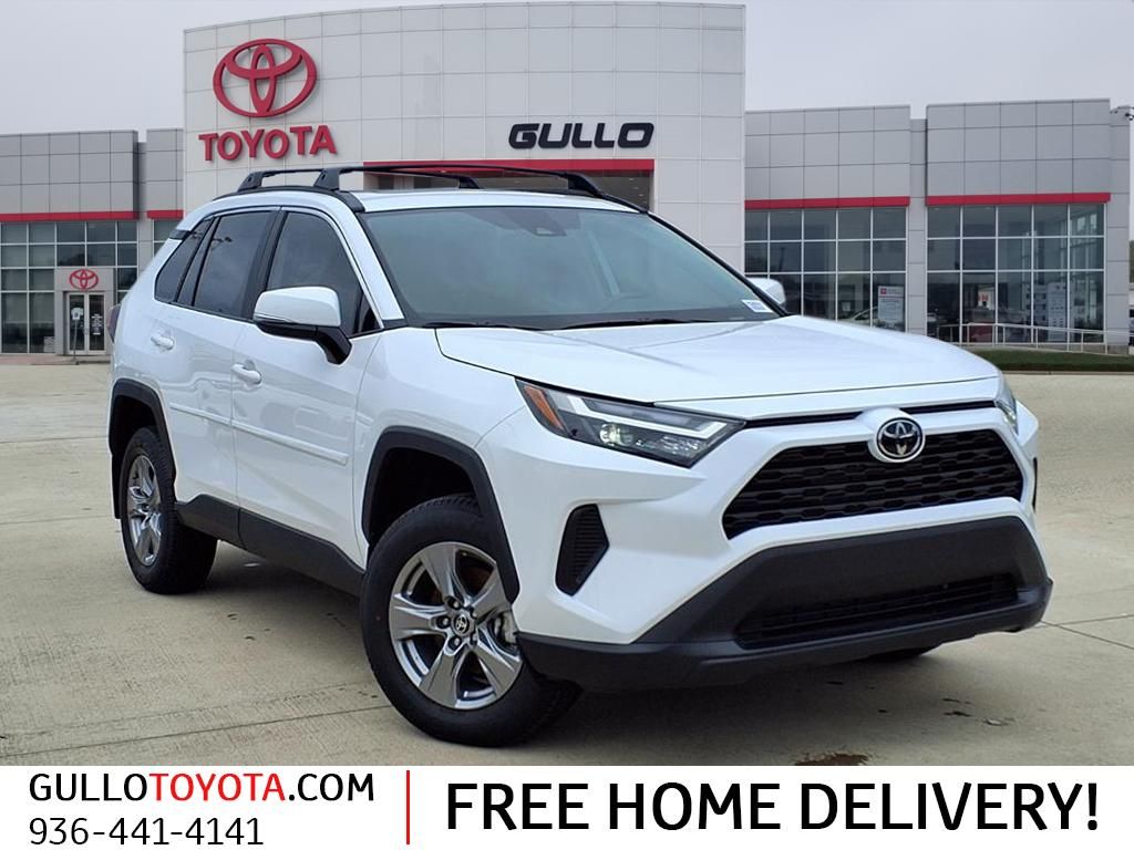 2025 Toyota RAV4 XLE's photo