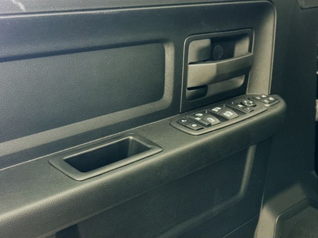 New 2024 Diamond Black Crystal Pearl-Coat Exterior Paint RAM Tradesman image 17