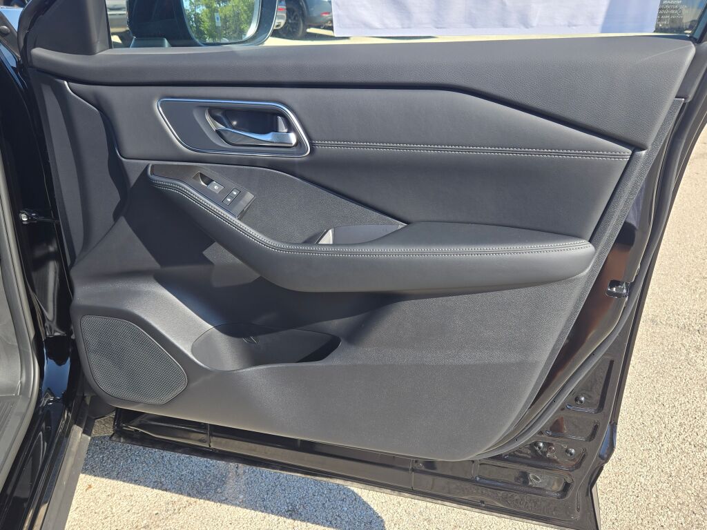 2026 Nissan Rogue Platinum photo 3