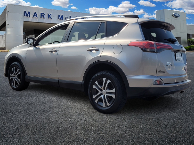 2017 Toyota RAV4 LE photo 4