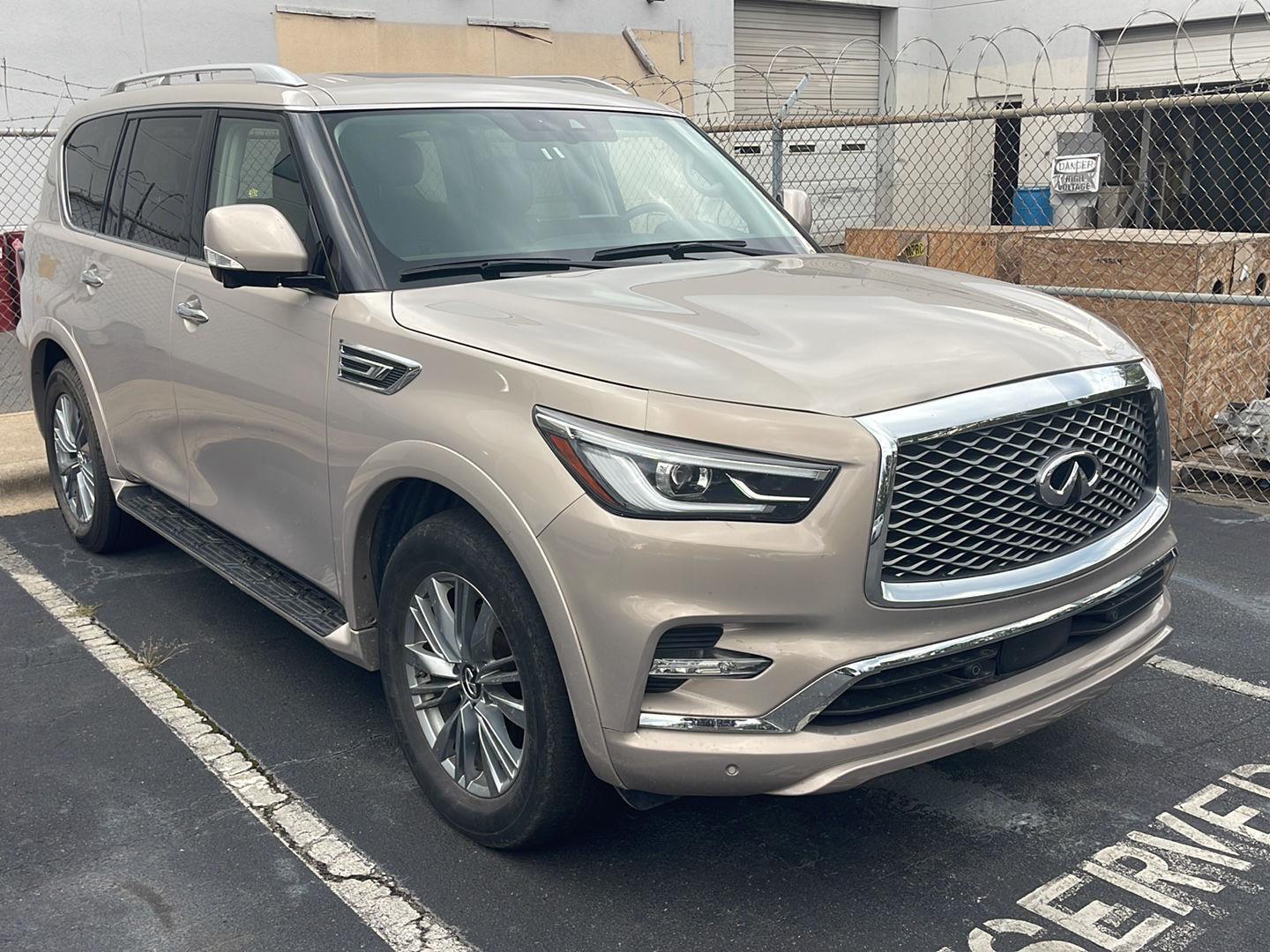 2023 Infiniti QX80 Luxe photo 2