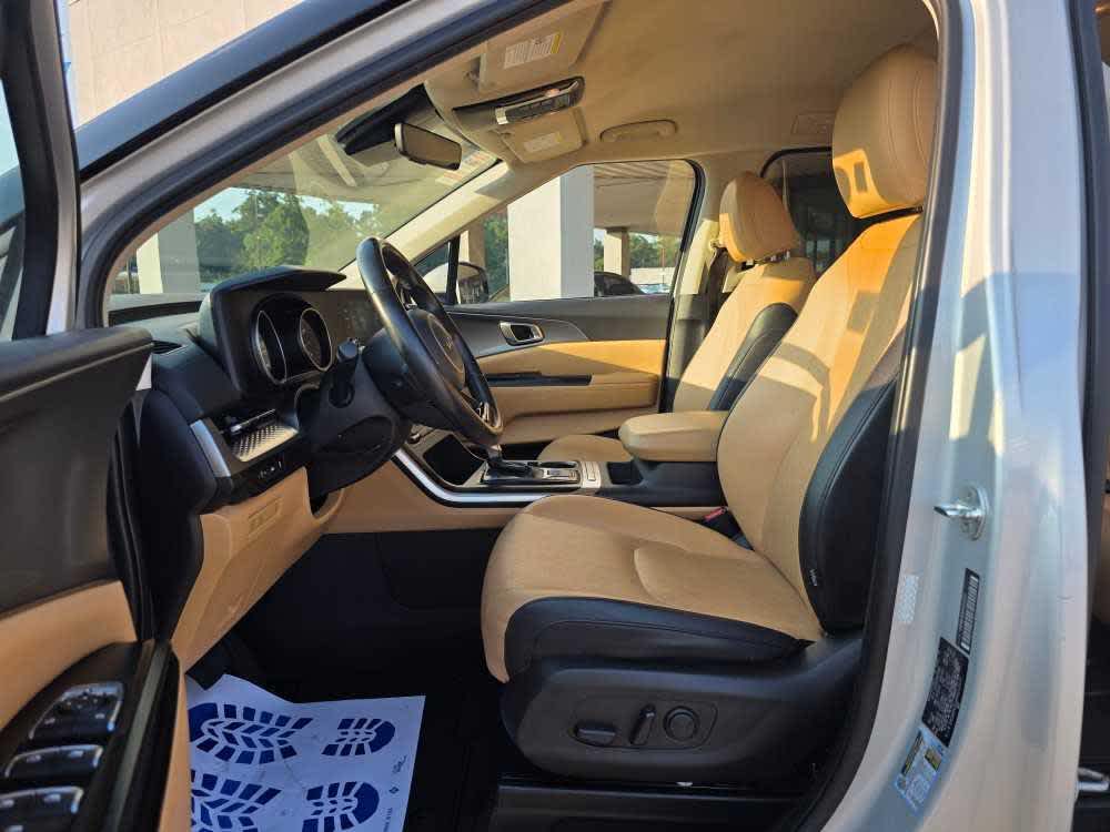 2023 Kia Carnival LX photo 9