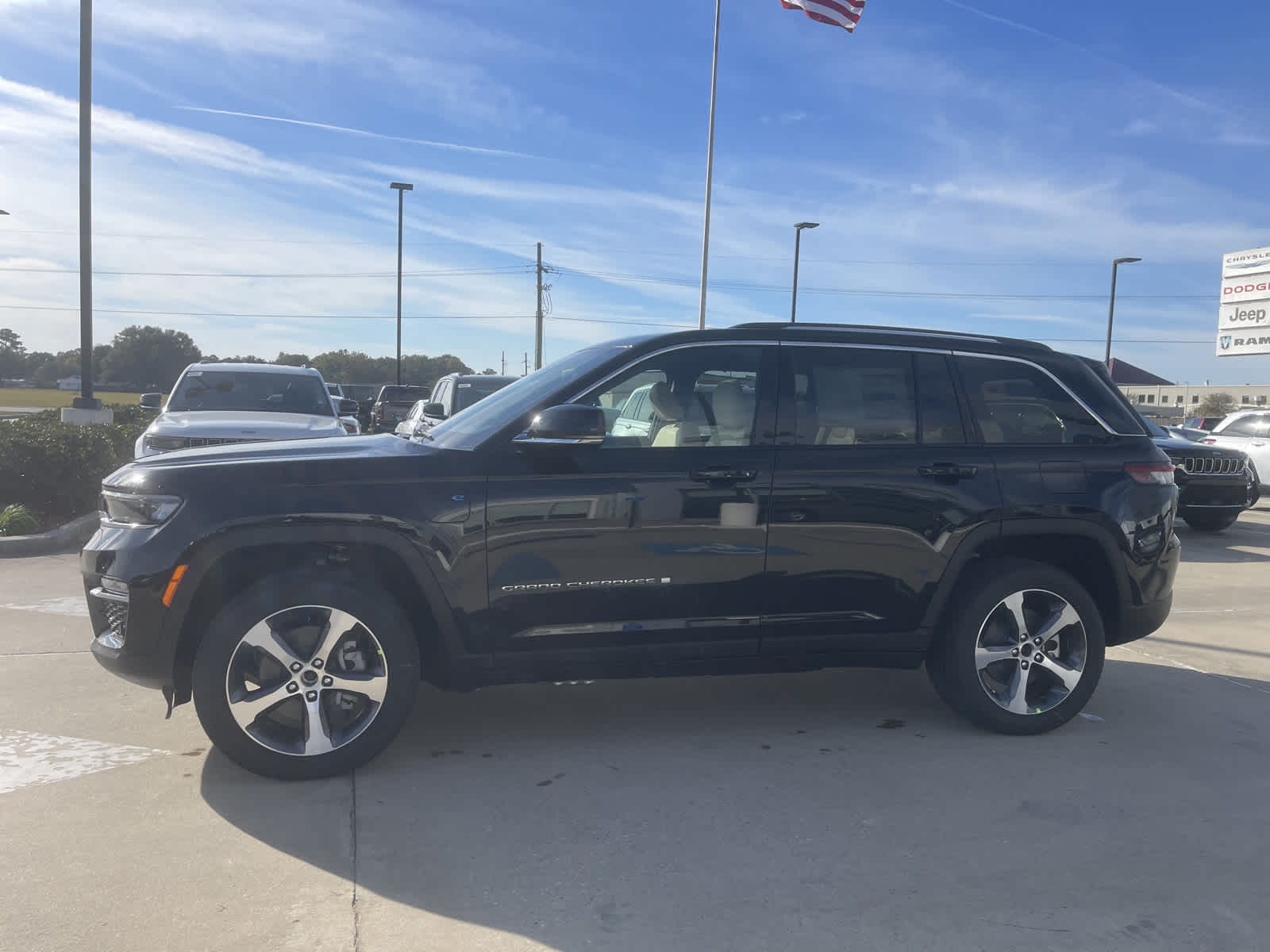 2024 Jeep Cherokee 4xe photo 3