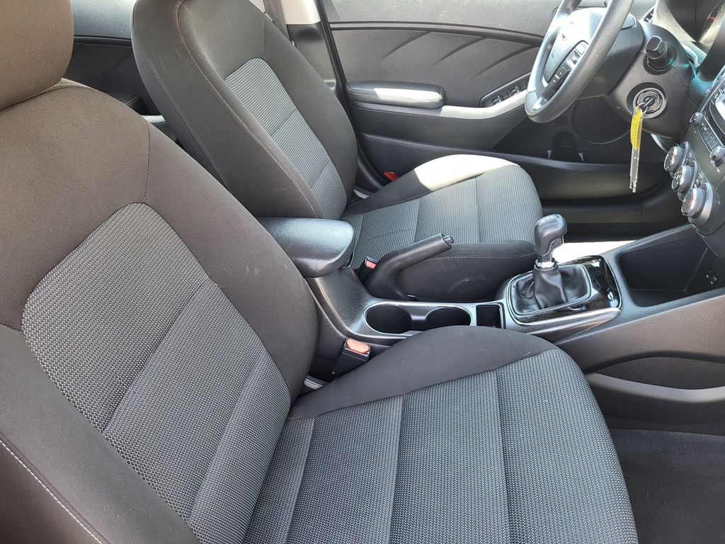 2017 Kia Forte LX Base photo 8