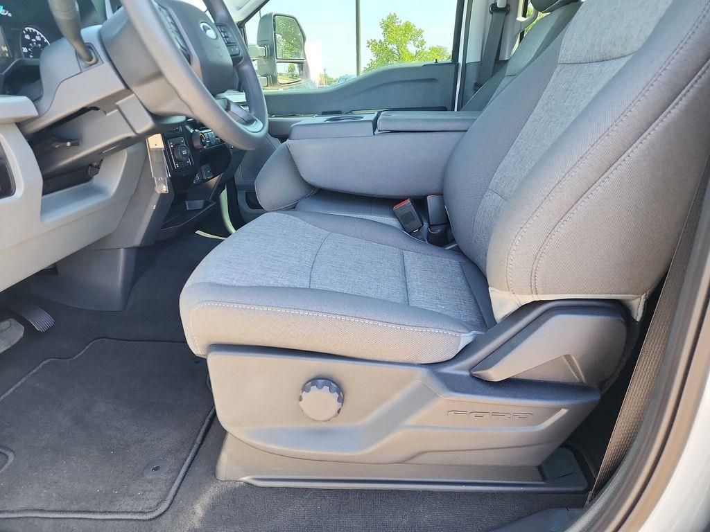 2025 Ford F-250 photo 9