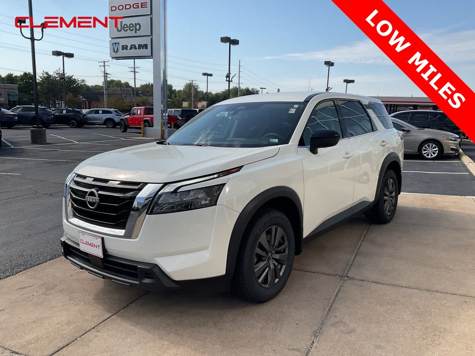 2024 Nissan Pathfinder S's photo