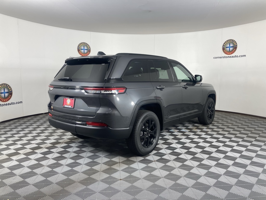 2025 Jeep Grand Cherokee Laredo photo 3