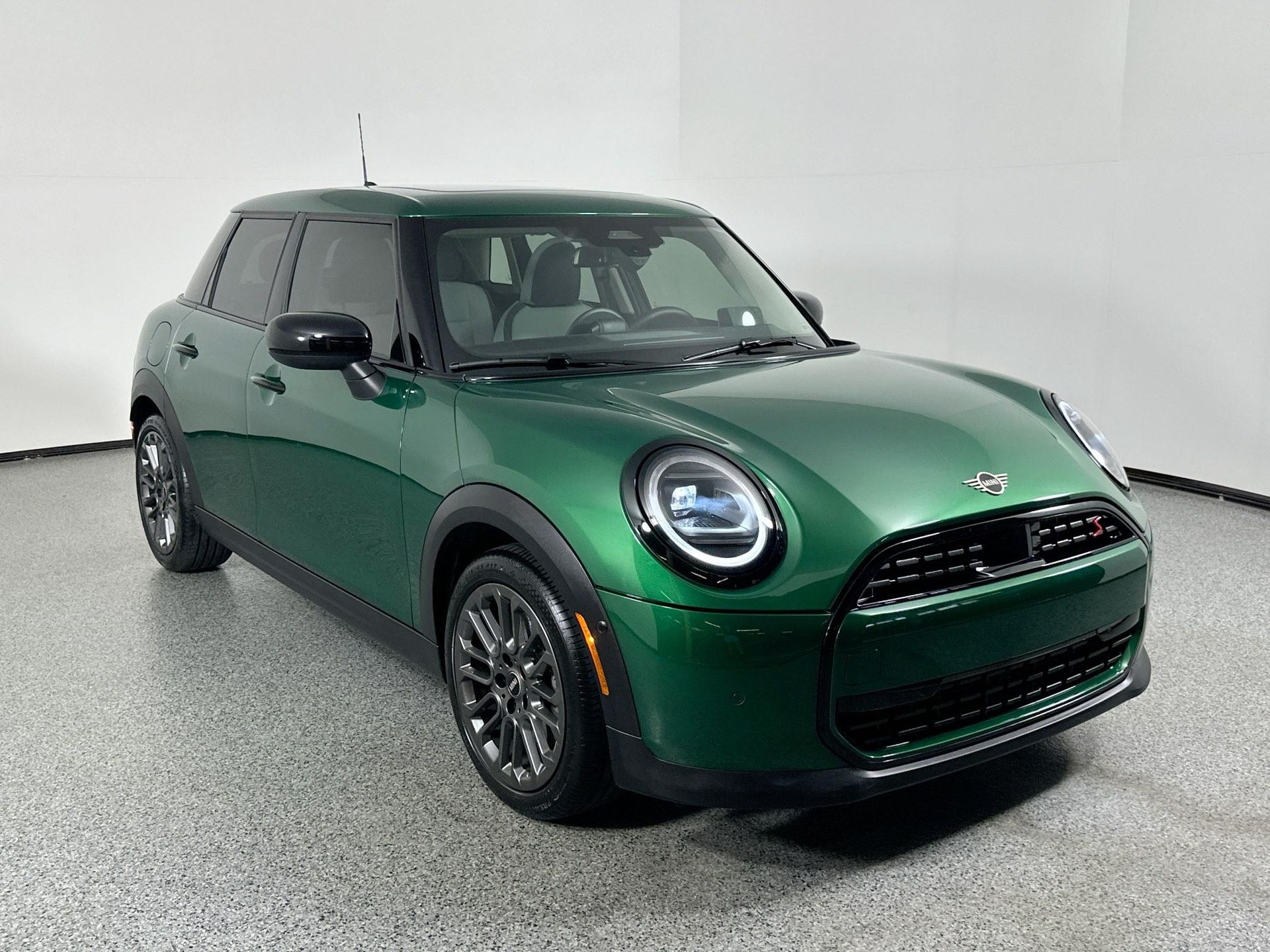 2025 Mini Cooper S Hardtop 4 Door photo 3