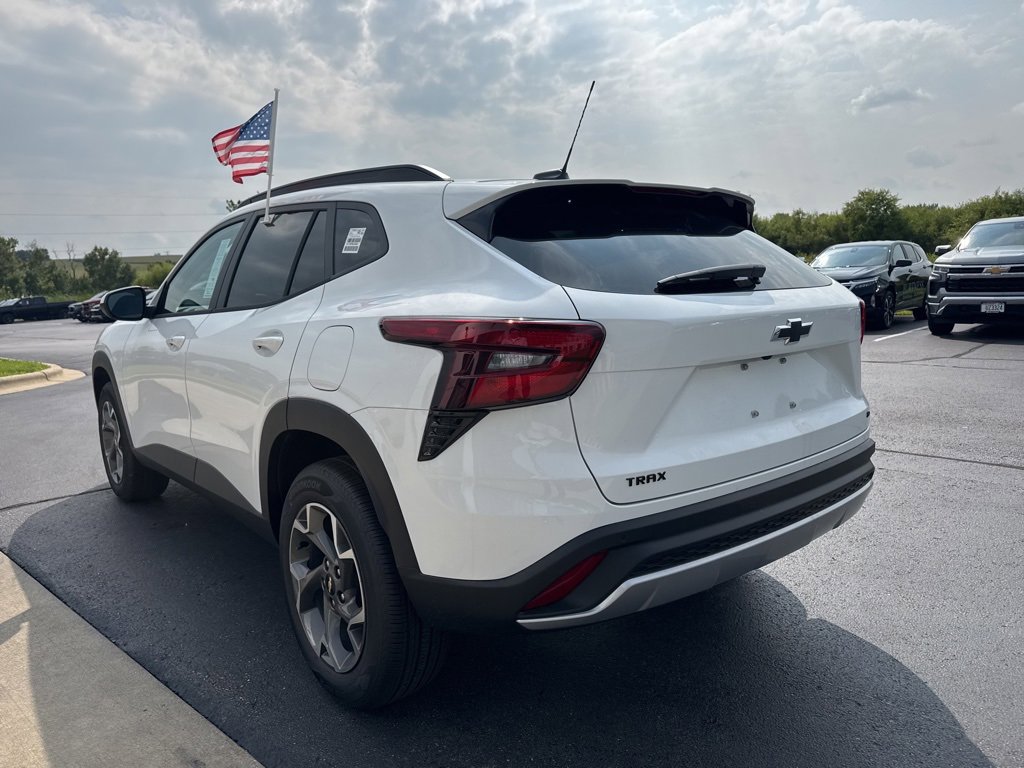 2025 Chevrolet Trax LT photo 5