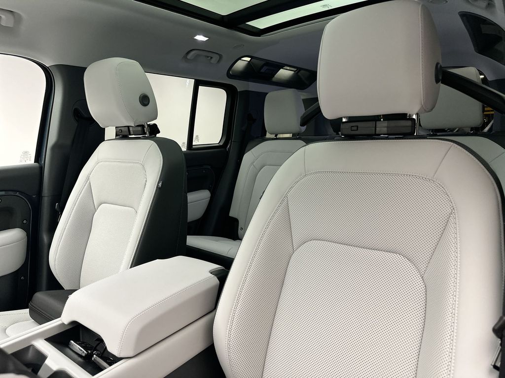 2026 Land Rover Defender 110 photo 9