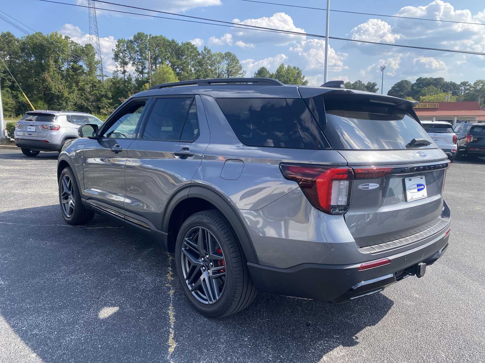 2025 Ford Explorer ST-Line photo 7
