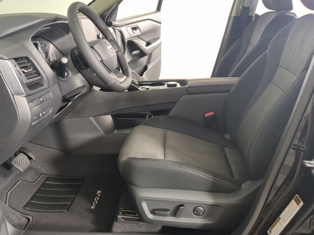 2026 Nissan Rogue SV photo 7
