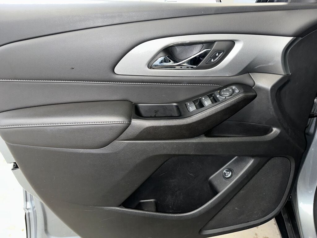 2023 Chevrolet Traverse Cloth photo 3