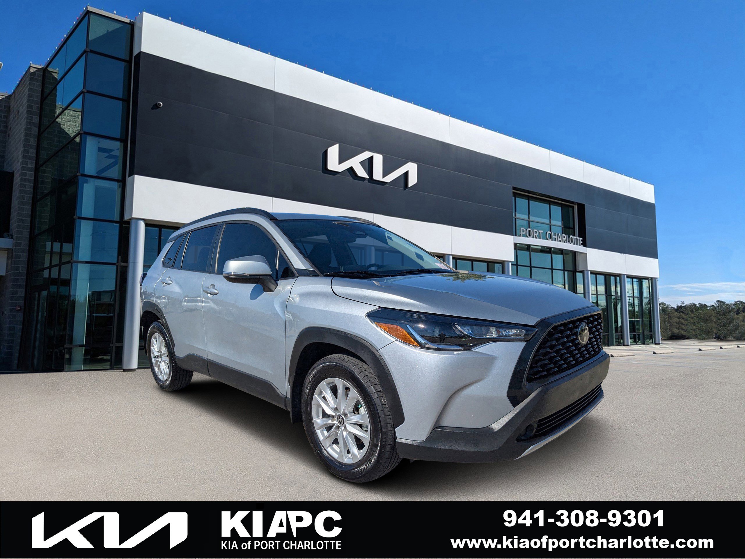 2024 Toyota Corolla Cross LE's photo