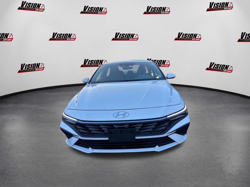 2025 Hyundai Elantra SE photo 2