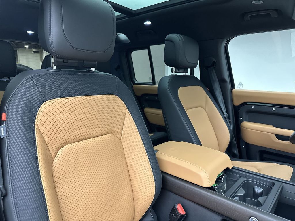 2024 Land Rover Defender 110 X-Dynamic SE photo 10