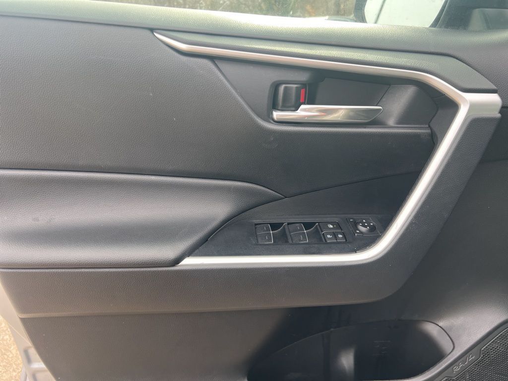 2024 Toyota RAV4 XLE photo 13