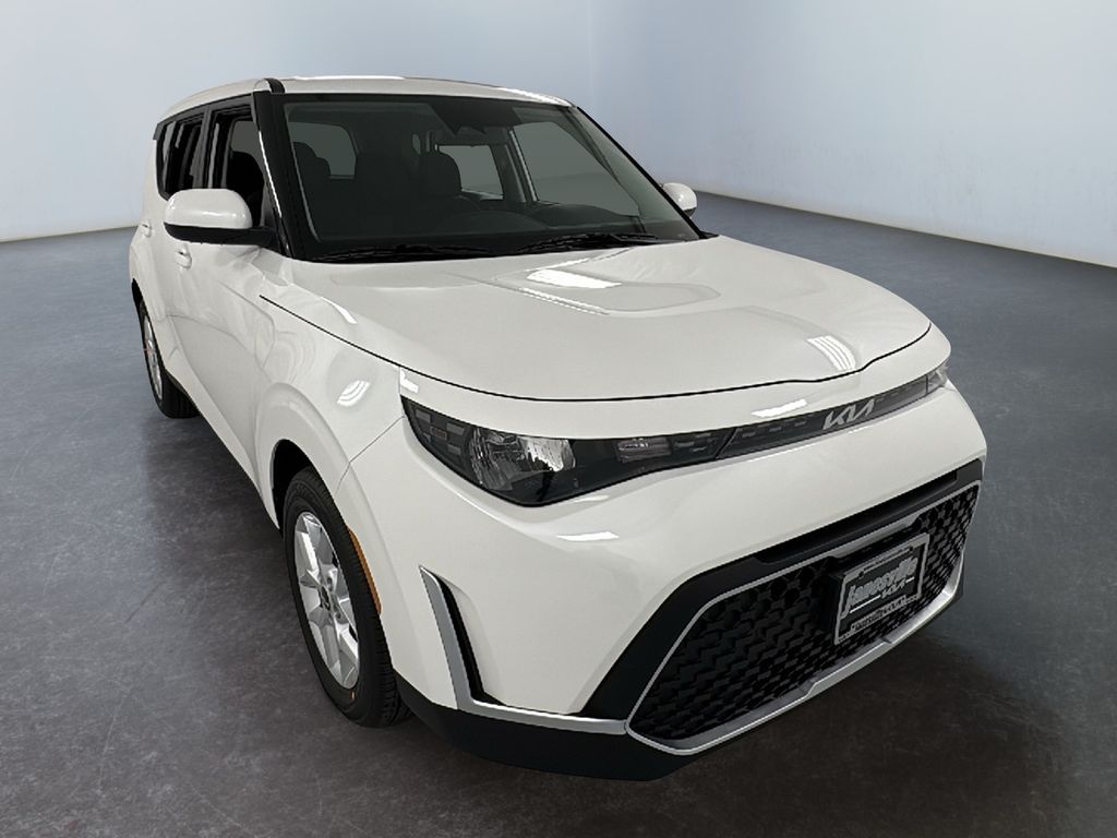 2025 Kia Soul LX's photo
