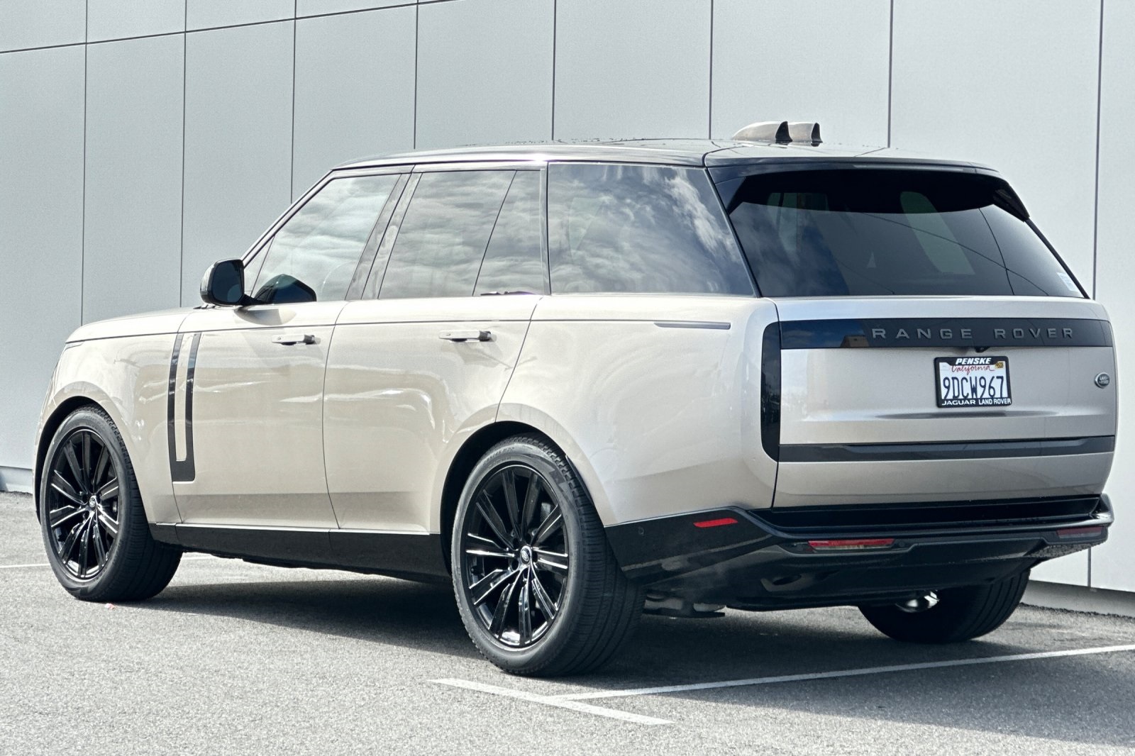 2023 Land Rover Range Rover SE photo 3