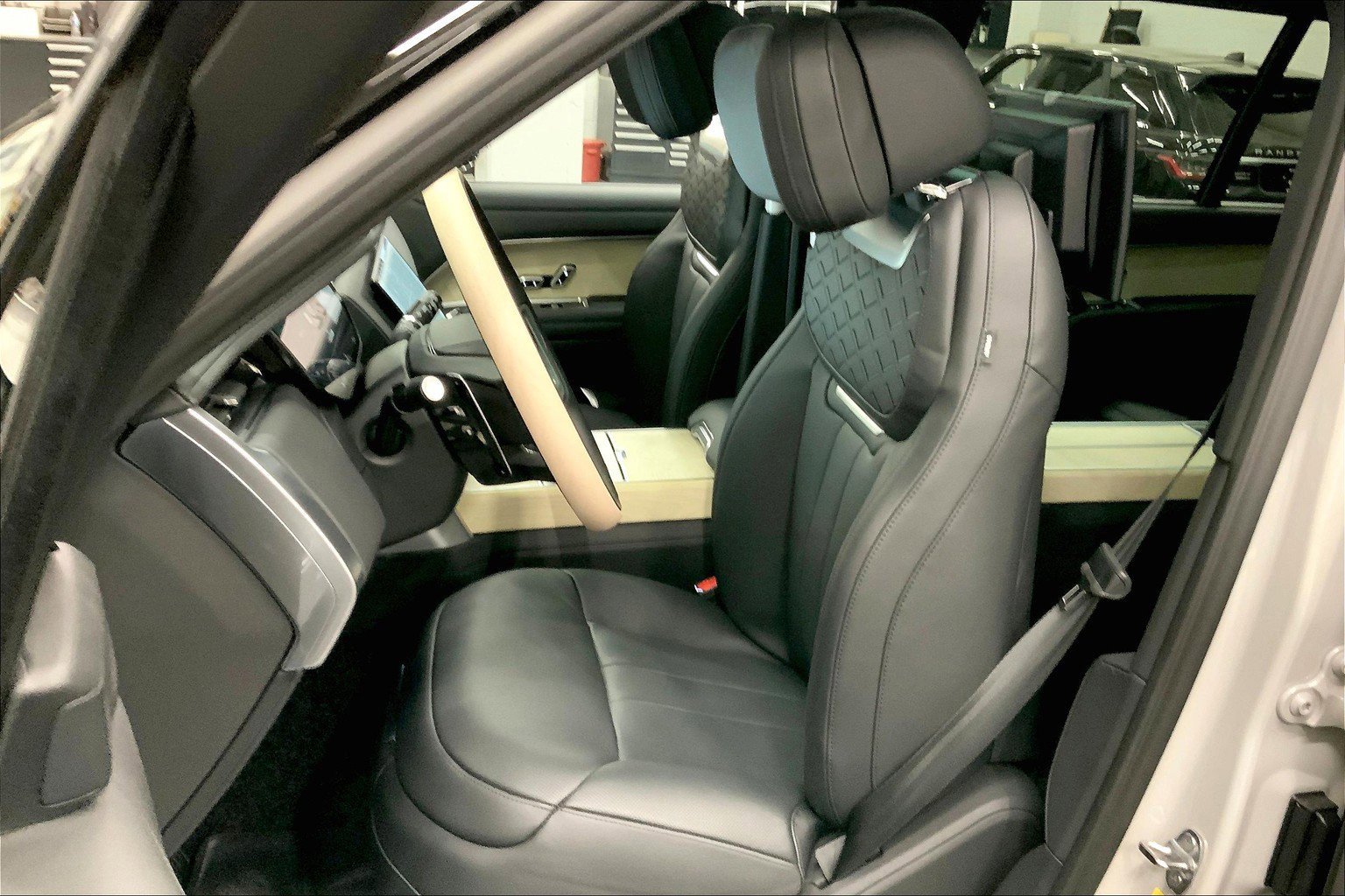 2025 Land Rover Range Rover SV photo 4