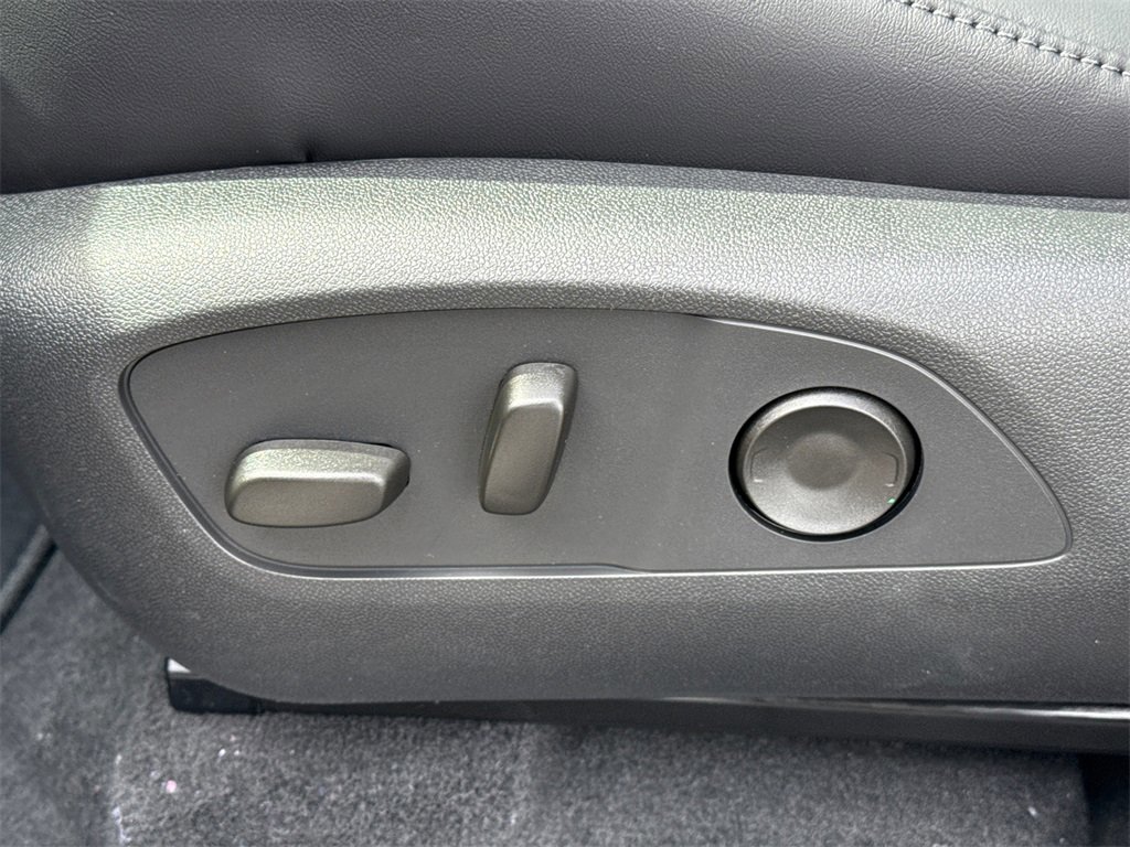 2025 GMC ACADIA - Image 16