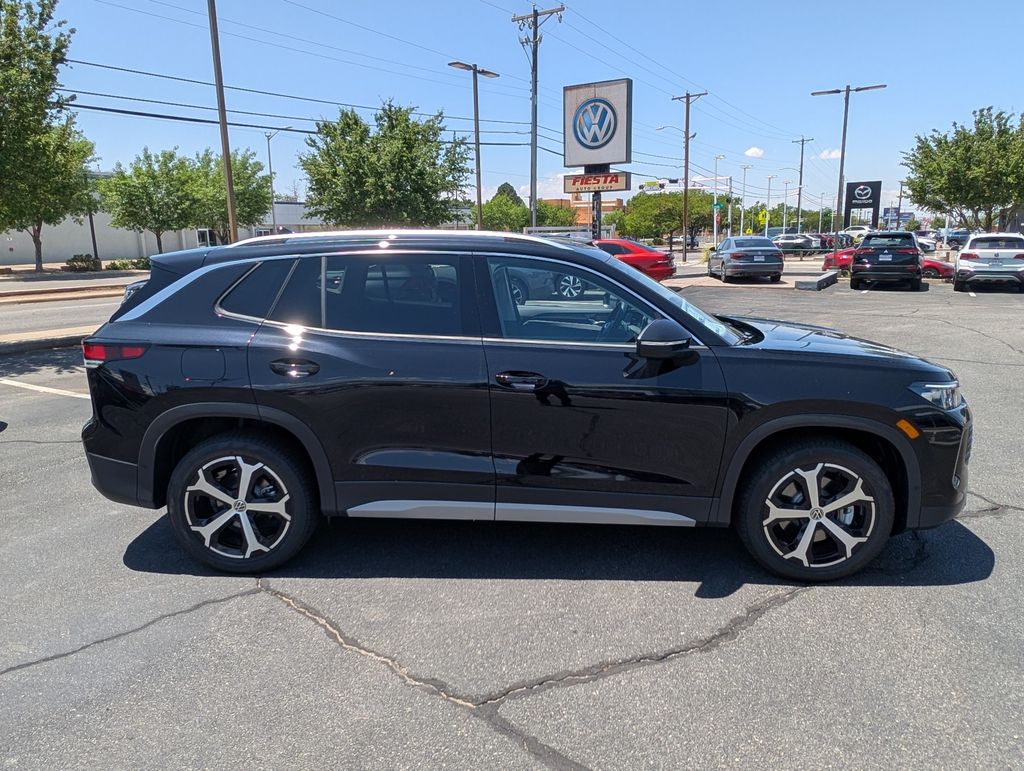 2025 Volkswagen Tiguan SE photo 3