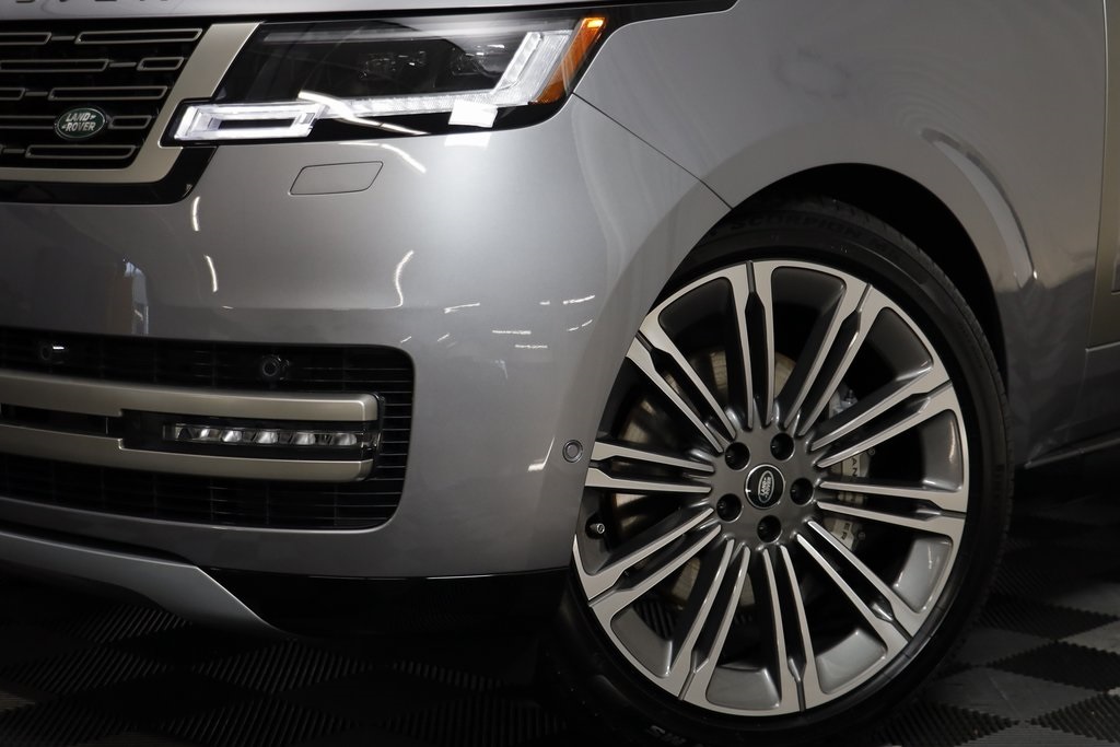 2025 Land Rover Range Rover SE photo 2