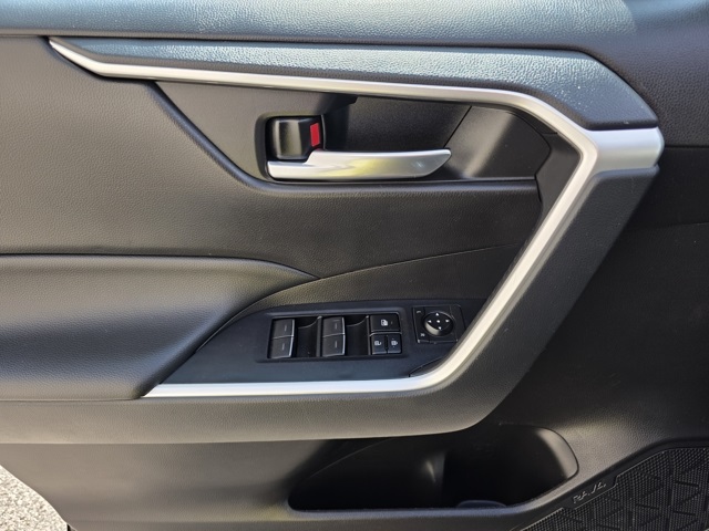2022 Toyota RAV4 XLE photo 10