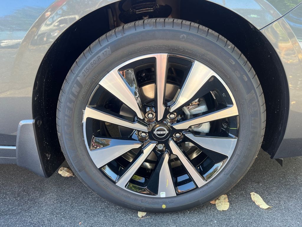 2025 Nissan Sentra SV photo 9