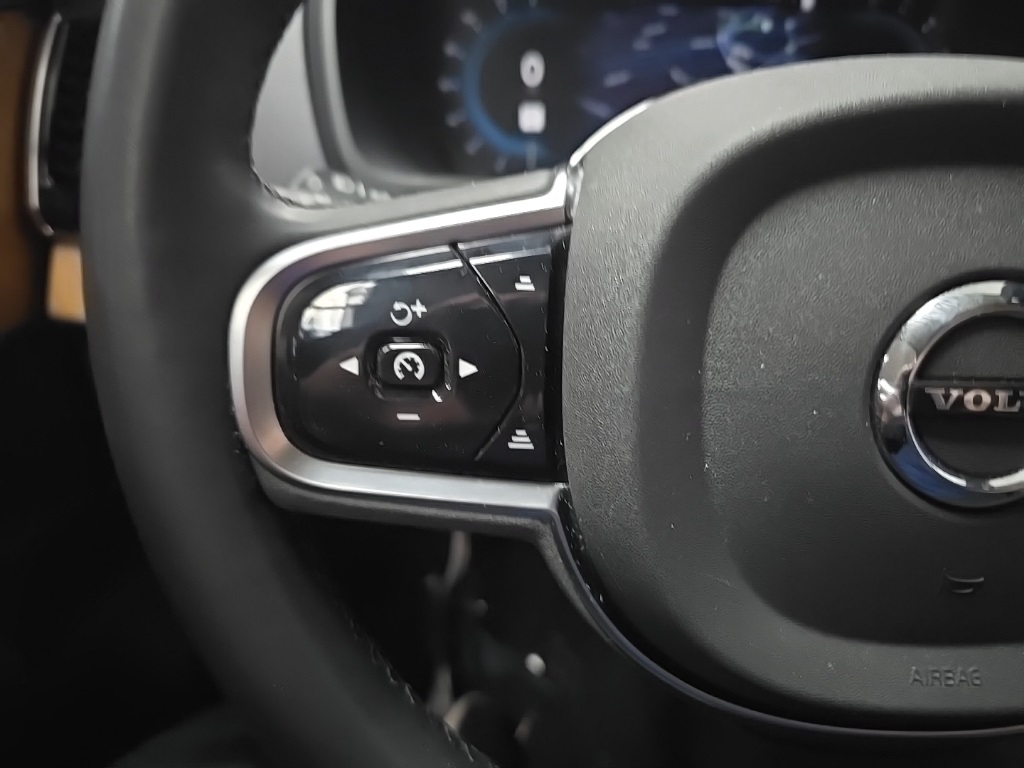 2024 Volvo XC90 B5 Plus photo 18