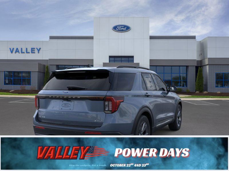 2025 Ford Explorer photo 2