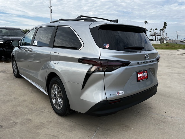 2025 Toyota Sienna XLE photo 4