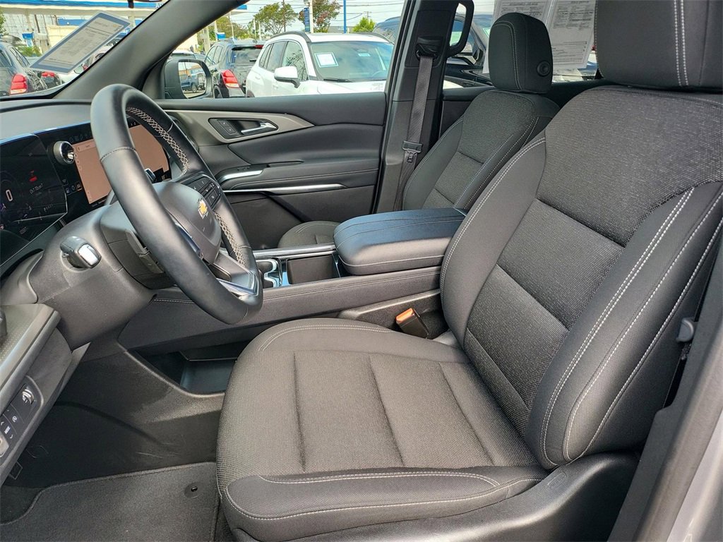 2025 Chevrolet Traverse photo 11