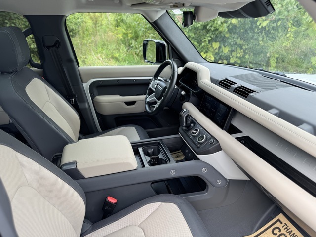 2023 Land Rover Defender 110 X-Dynamic SE photo 26