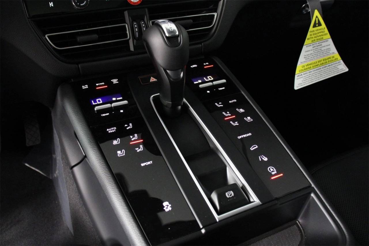 2025 Porsche Macan T photo 13
