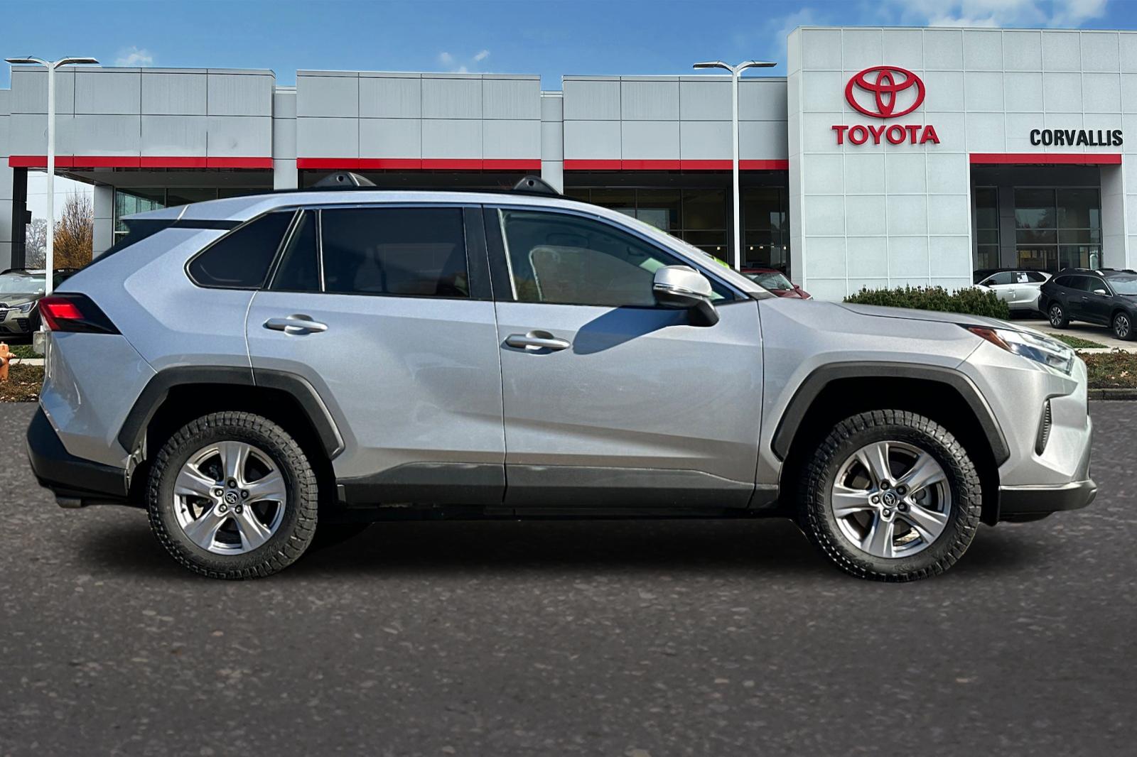 2022 Toyota RAV4 XLE photo 2
