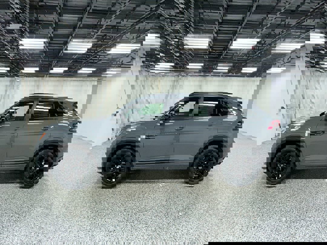 2026 Volkswagen Atlas Cross Sport SEL R-Line photo 3