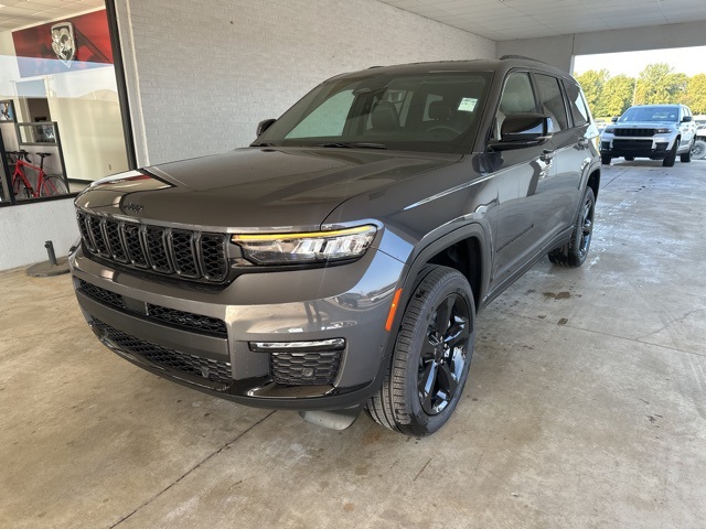 2025 Jeep Grand Cherokee Limited photo 2