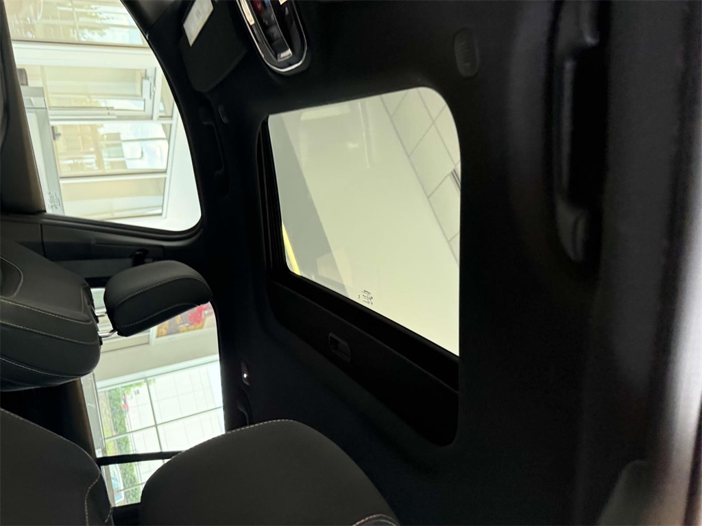 2025 Jeep Grand Cherokee Laredo photo 3