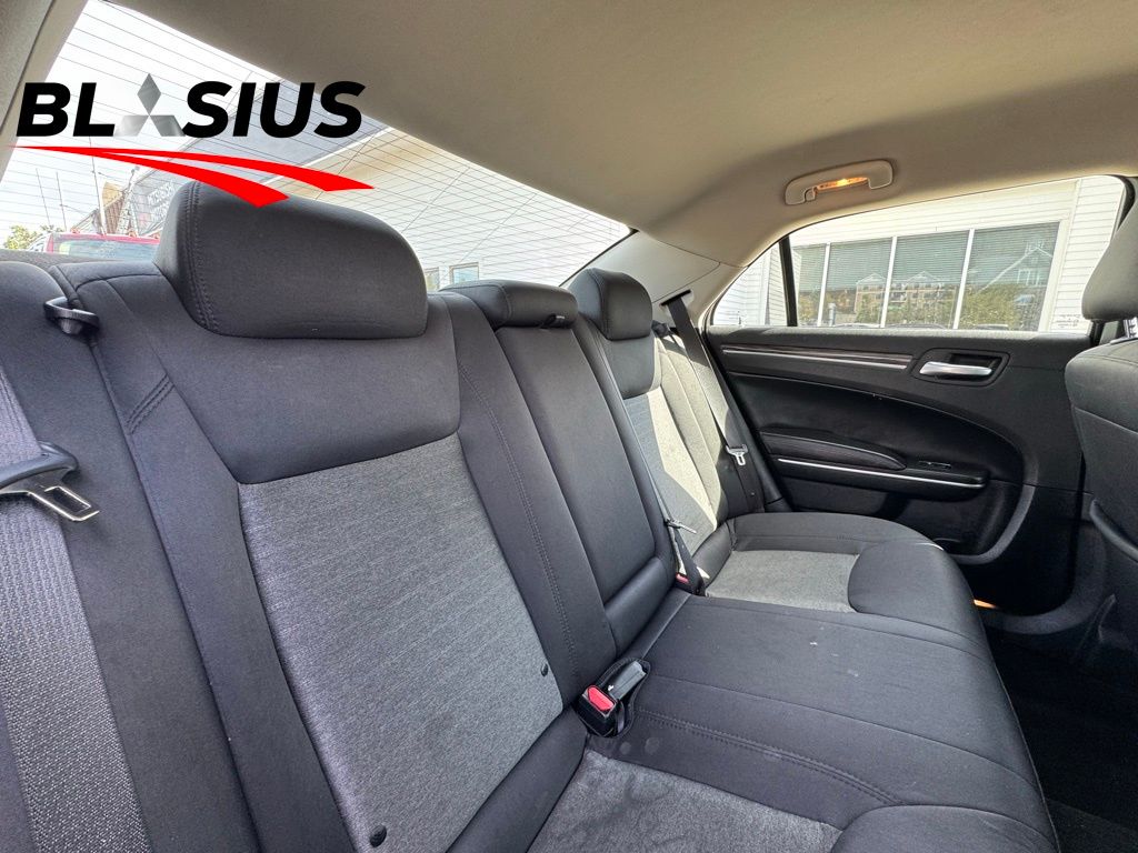 2022 Chrysler 300 Touring photo 11