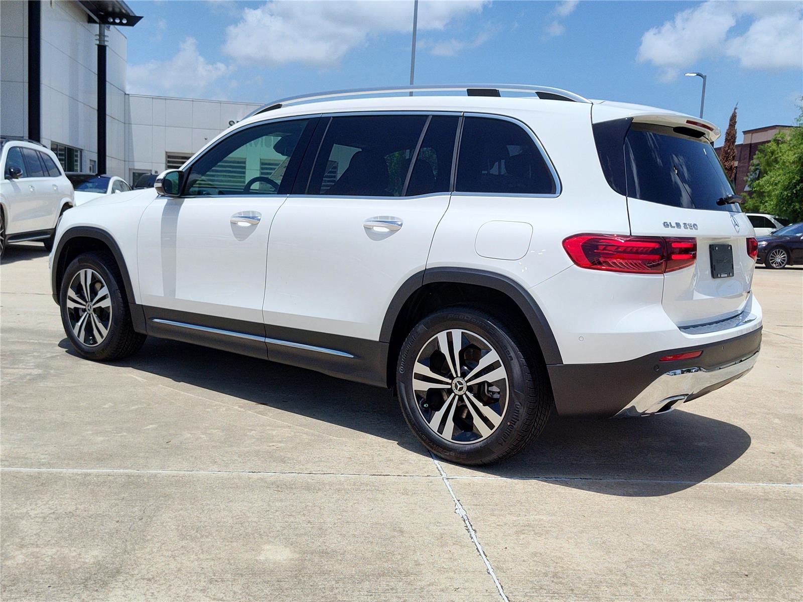 2025 Mercedes Benz GLB 250 photo 2