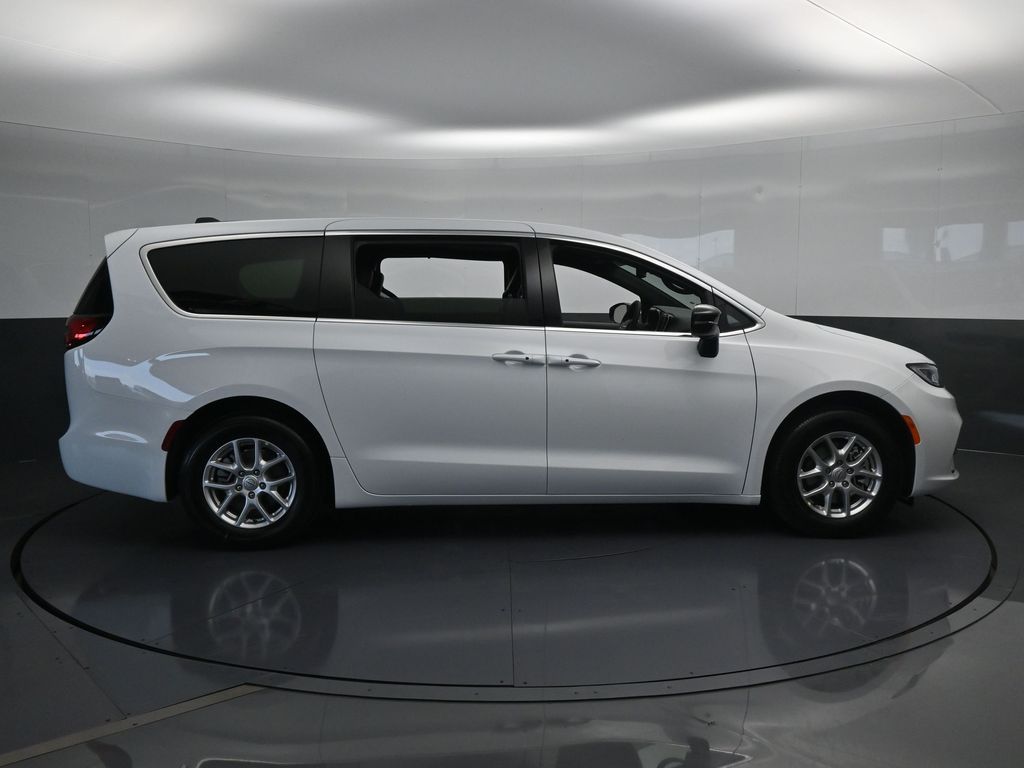 2025 Chrysler Pacifica Touring photo 3