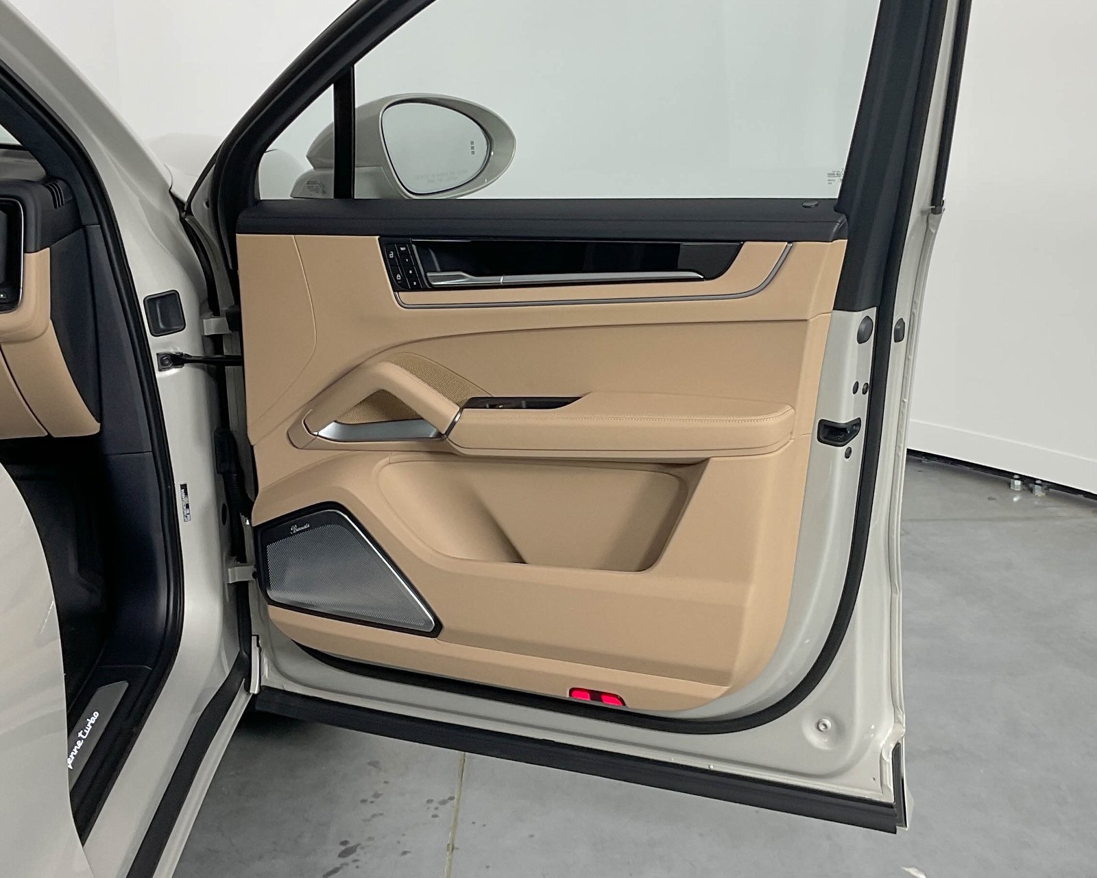 2024 Porsche Cayenne Turbo E-Hybrid photo 23