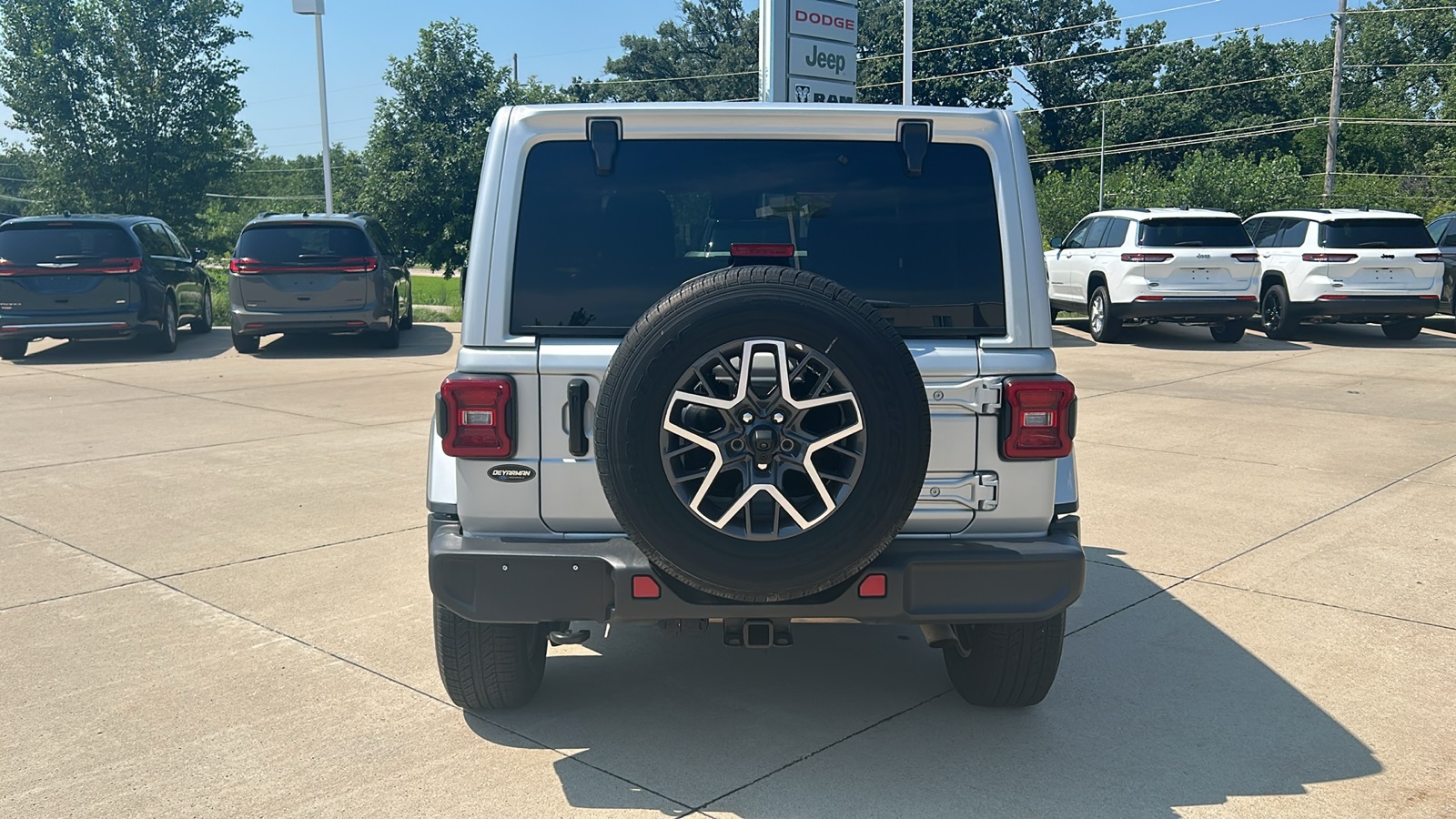 2024 Jeep Wrangler Sahara photo 4