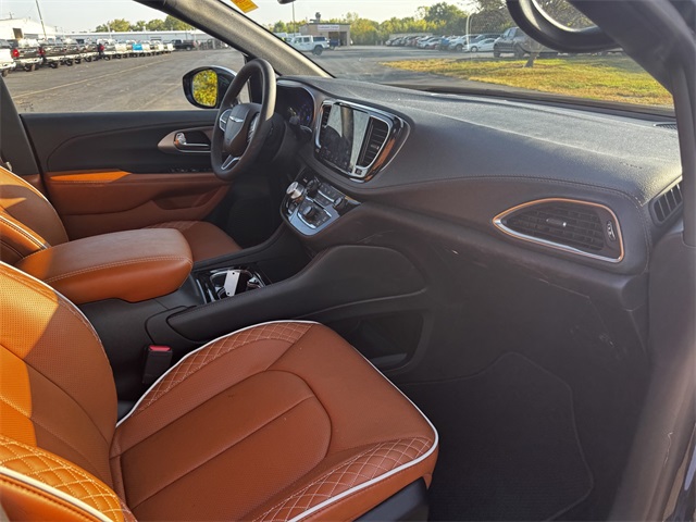 2025 Chrysler Pacifica Pinnacle photo 15