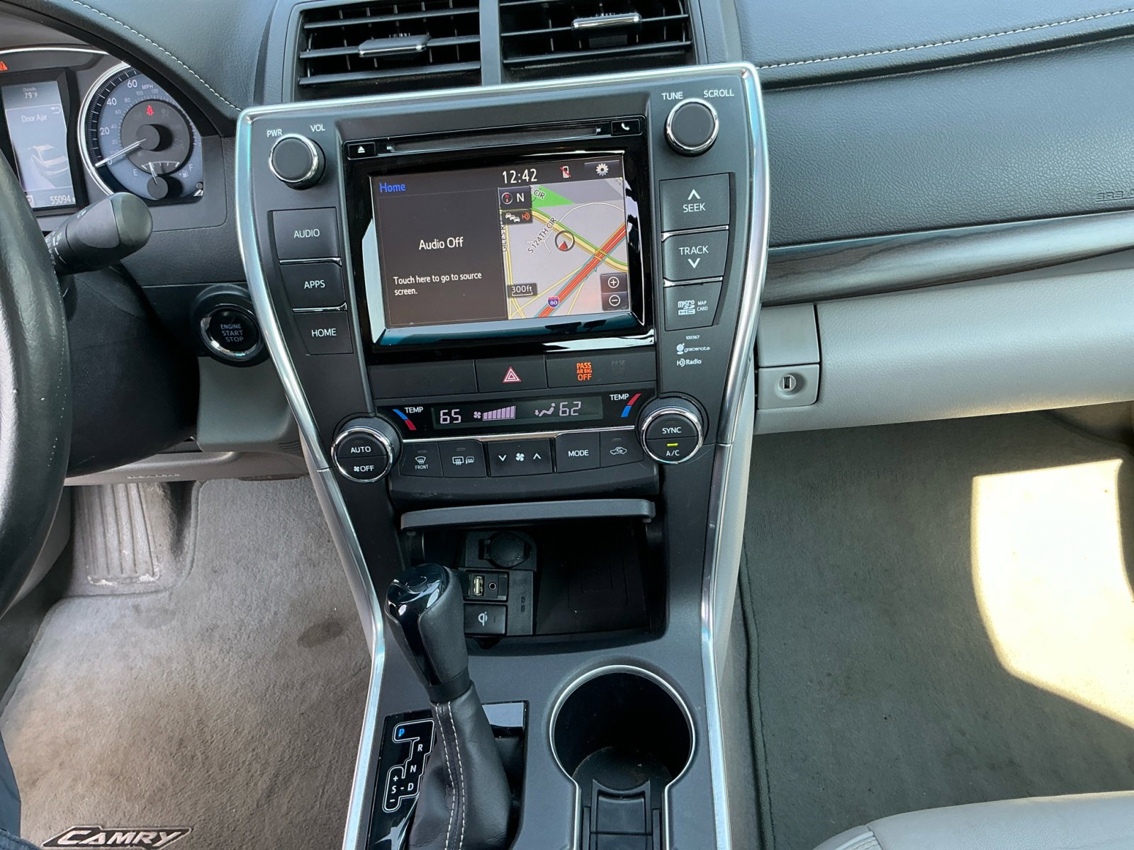 2015 Toyota Camry XLE photo 19